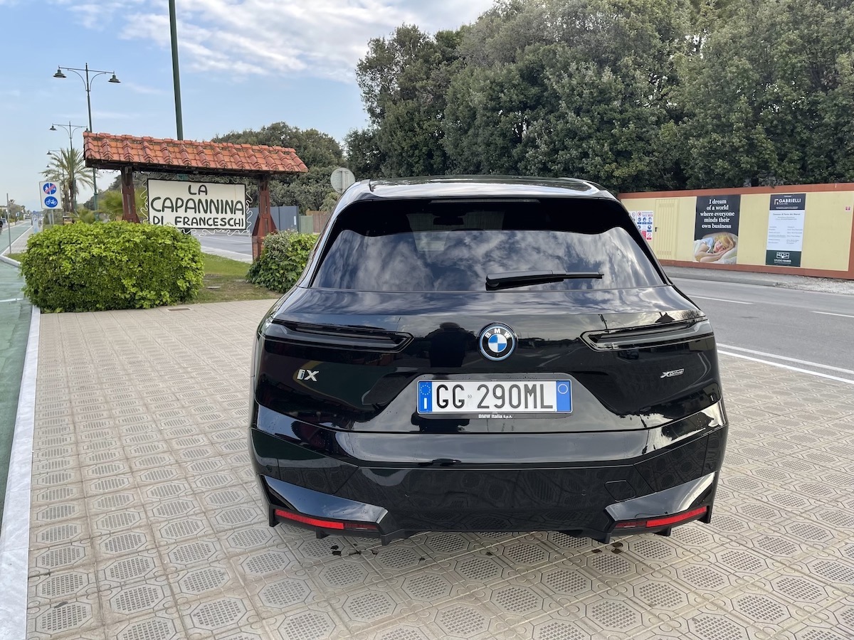 BMW, nuova iX Drive 50  rivoluziona il piacere di viaggiare