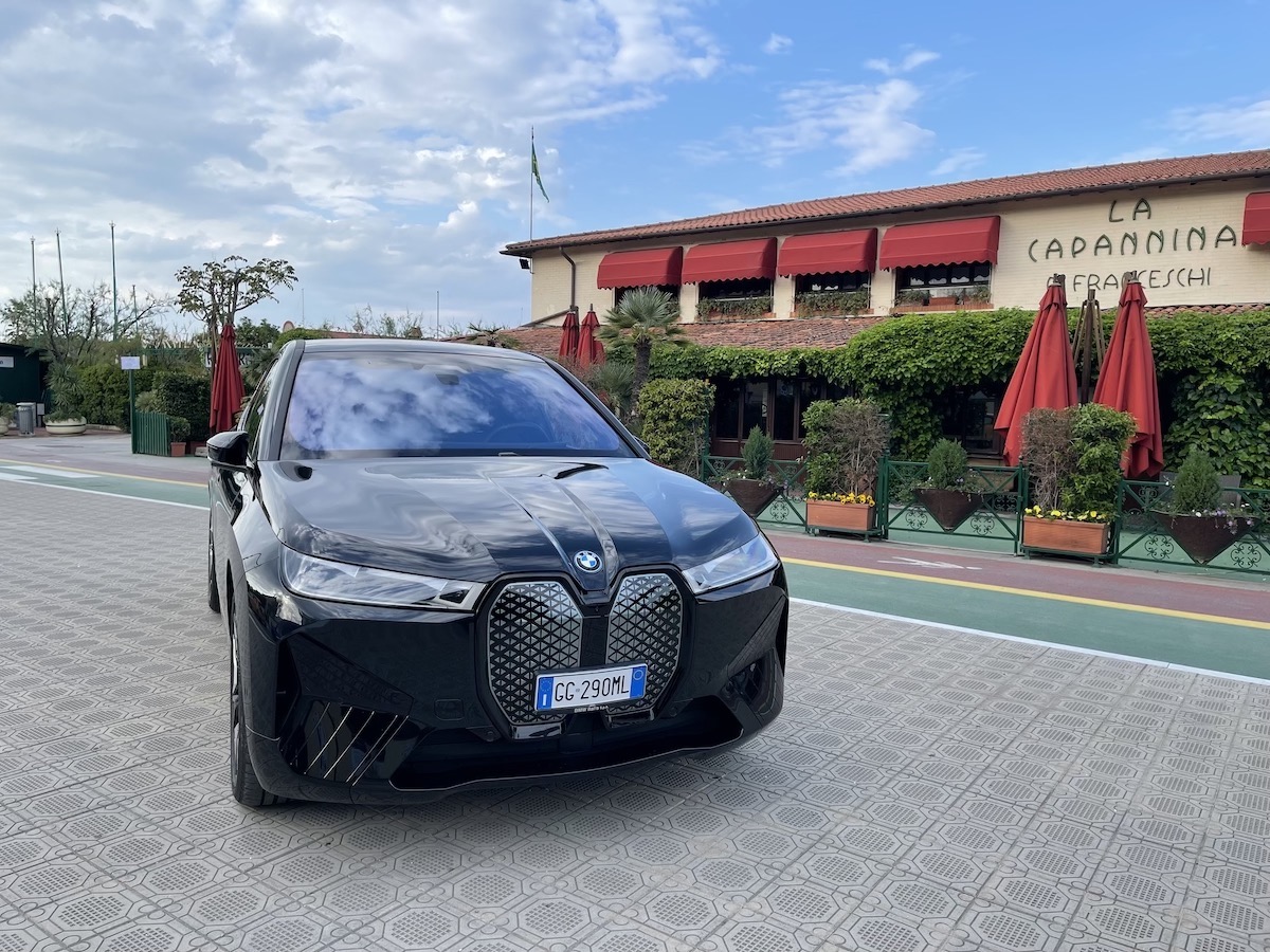 BMW, nuova iX Drive 50  rivoluziona il piacere di viaggiare