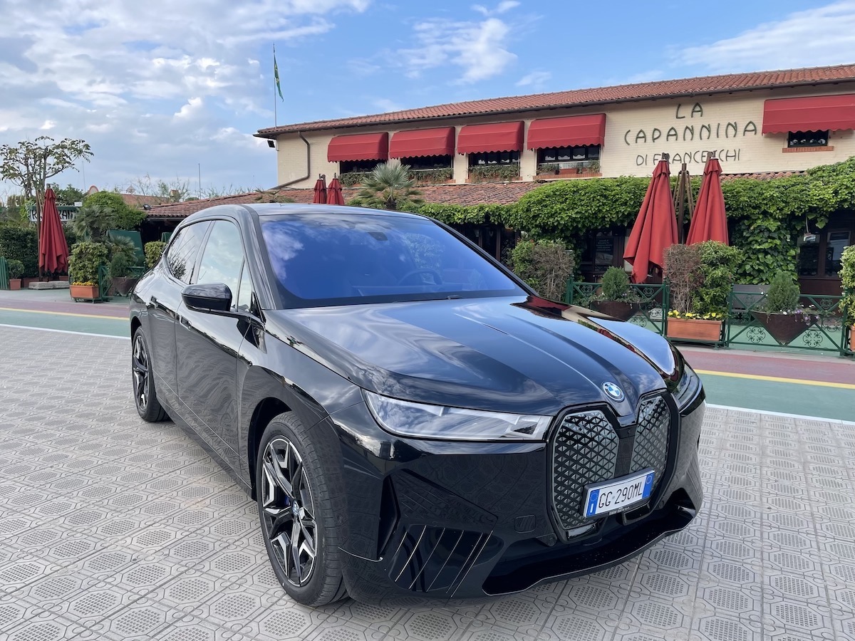 BMW, nuova iX Drive 50  rivoluziona il piacere di viaggiare