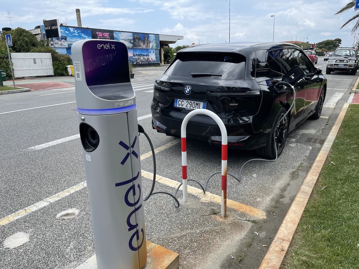 BMW, nuova iX Drive 50  rivoluziona il piacere di viaggiare