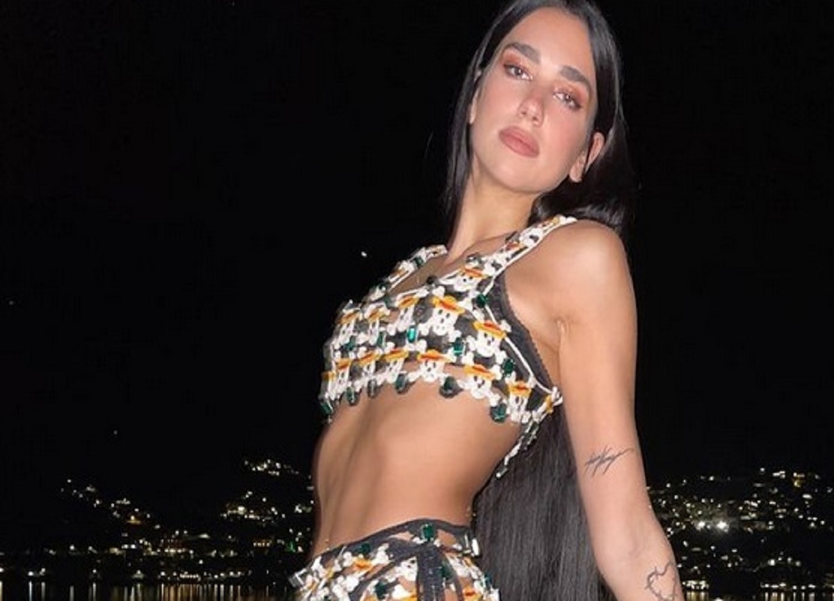 Dua Lipa a Milano, trionfo con… capitombolo sul palco. VIDEO Dua Lipa a Milano, trionfo con… capitombolo sul palco. VIDEO