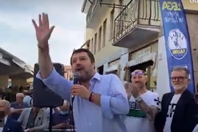 Salvini saluta studenti alla finestra: “Se avete un prof di sinistra vi dà 4 in condotta” Salvini saluta studenti alla finestra: “Se avete un prof di sinistra vi dà 4 in condotta”