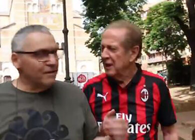 Memo Remigi con la maglia del Milan gira per Roma: reazioni esilaranti. VIDEO