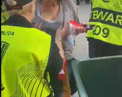 Finale Roma a Tirana, steward tocca il seno a una tifosa giallorossa. VIDEO