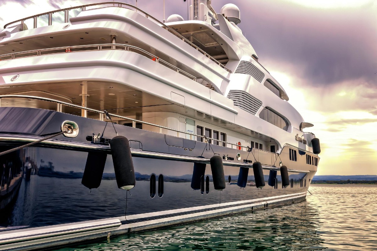 Fiamme nel porto di Siracusa: a picco uno yacht, panico tra i turisti Fiamme nel porto di Siracusa: a picco uno yacht, panico tra i turisti