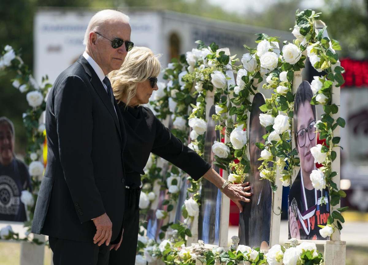 Strage Texas, “Bambini morti dissanguati, ferite devastanti”. Biden in lacrime