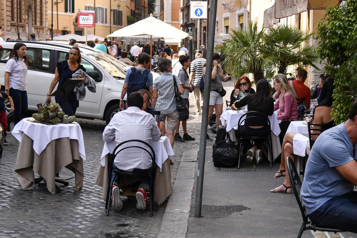 Roma: chiude Feltrinelli, Gualtieri dichiara l’emergenza del Centro storico Roma: chiude Feltrinelli, Gualtieri dichiara l’emergenza del Centro storico