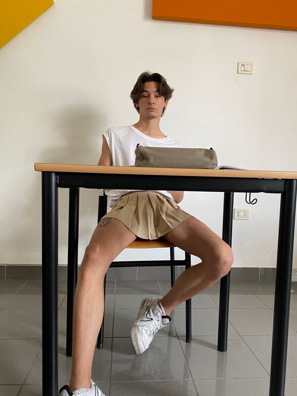 Ragazzini: “Mi vietano la gonna alla maturità ma andrò con i tacchi a spillo” Ragazzini: “Mi vietano la gonna alla maturità ma andrò con i tacchi a spillo”