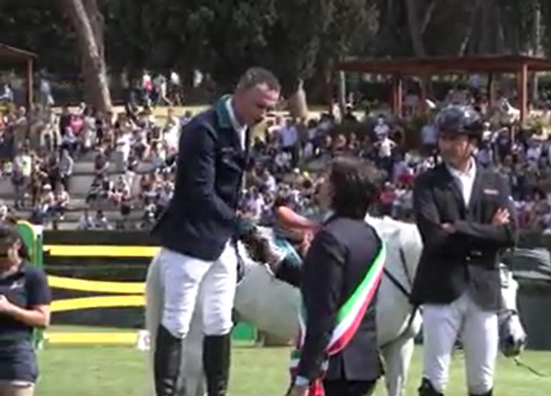 Piazza di Siena: Lynch trionfa nel Rolex Gran Premio Roma. Italia sul podio Piazza di Siena: Lynch trionfa nel Rolex Gran Premio Roma. Italia sul podio