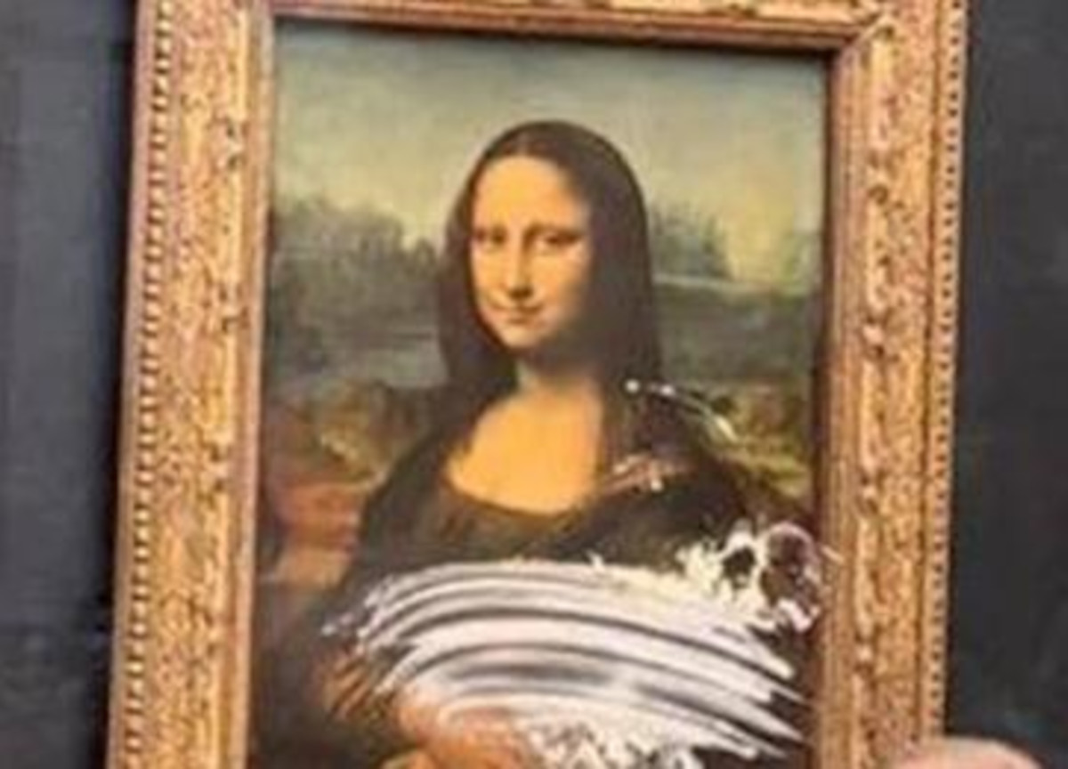 La Gioconda imbrattata da un lancio di torta. Atto vandalico al Louvre. Video La Gioconda imbrattata da un lancio di torta. Atto vandalico al Louvre. Video