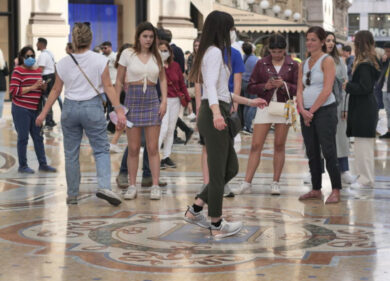 Green pass, da domani per entrare in Italia non serve più. Turismo, la svolta