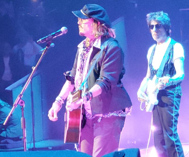 Johnny Depp-Amber Heard: lui aspetta il verdetto del processo suonando il rock Johnny Depp-Amber Heard: lui aspetta il verdetto del processo suonando il rock