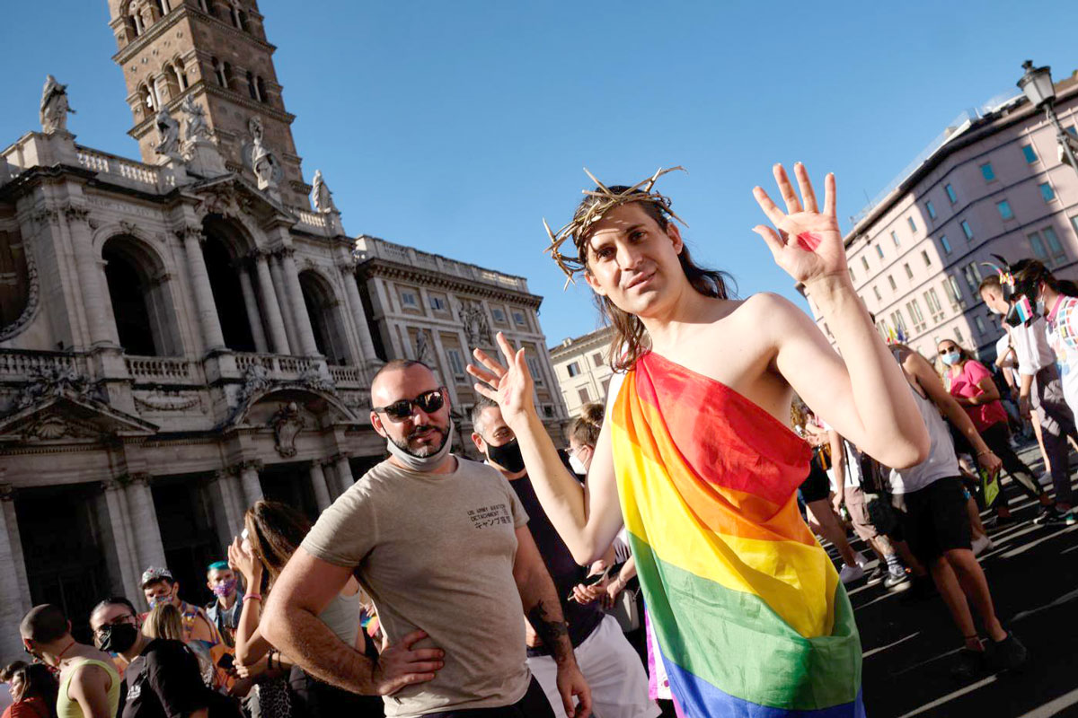 Il rumore del Roma Pride ricorda la Carrà: Elodie e Cucinotta super madrine