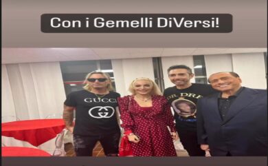 La festa del Monza in serie A. E Berlusconi posa con i Gemelli Diversi. Video