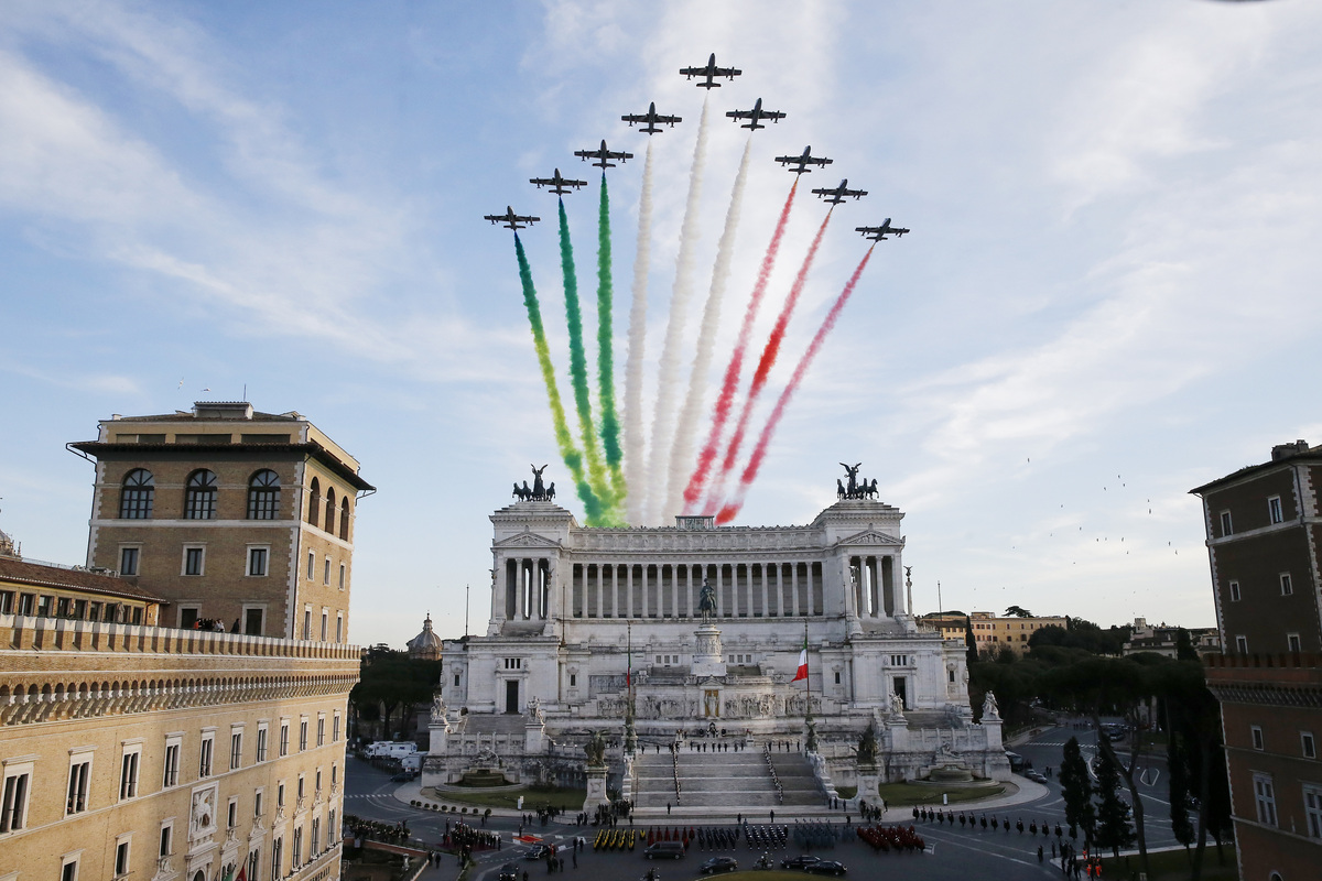 Festa della Repubblica, parata del 2 giugno: sfilano sindaci e medici. VIDEO Festa della Repubblica, parata del 2 giugno: sfilano sindaci e medici. VIDEO