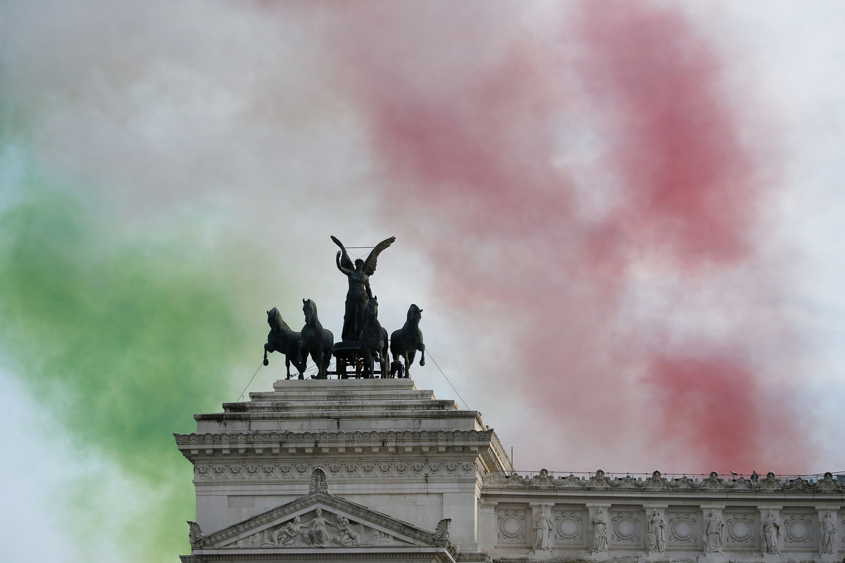 Festa della Repubblica, parata del 2 giugno: sfilano sindaci e medici. VIDEO Festa della Repubblica, parata del 2 giugno: sfilano sindaci e medici. VIDEO