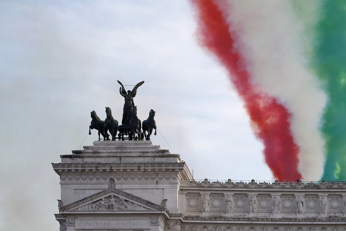 Festa della Repubblica, parata del 2 giugno: sfilano sindaci e medici. VIDEO Festa della Repubblica, parata del 2 giugno: sfilano sindaci e medici. VIDEO