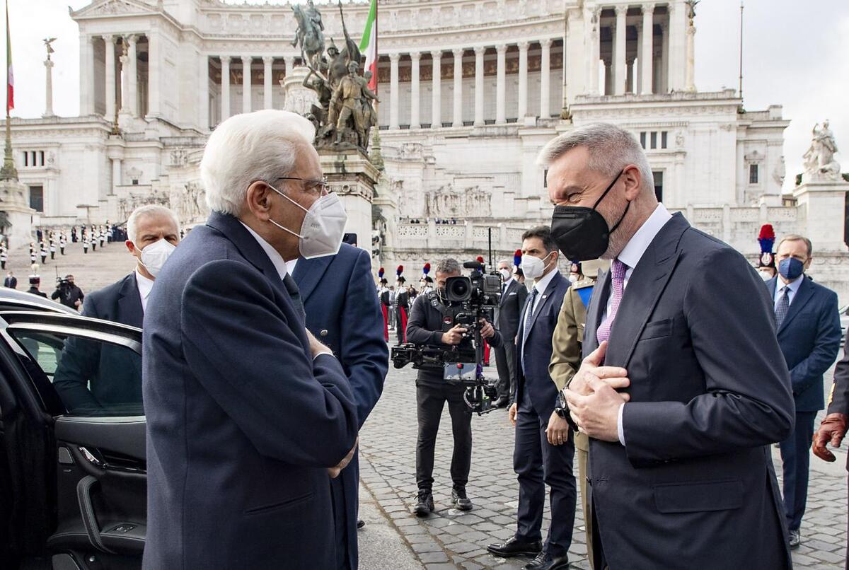Festa della Repubblica, parata del 2 giugno: sfilano sindaci e medici. VIDEO Festa della Repubblica, parata del 2 giugno: sfilano sindaci e medici. VIDEO