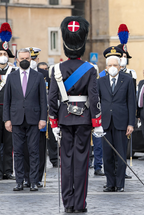 Festa della Repubblica, parata del 2 giugno: sfilano sindaci e medici. VIDEO Festa della Repubblica, parata del 2 giugno: sfilano sindaci e medici. VIDEO