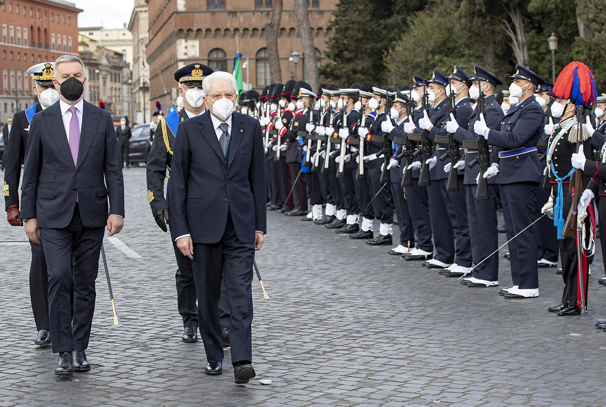 Festa della Repubblica, parata del 2 giugno: sfilano sindaci e medici. VIDEO Festa della Repubblica, parata del 2 giugno: sfilano sindaci e medici. VIDEO