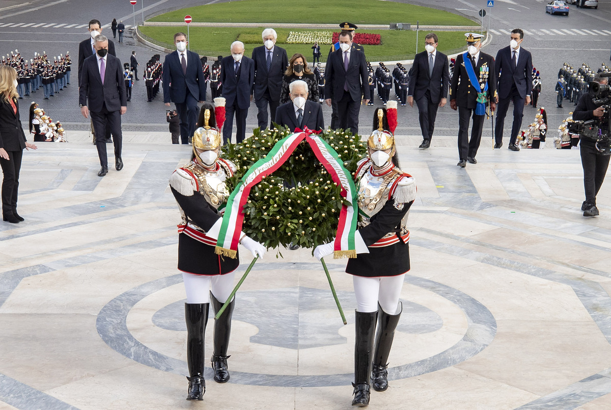 Festa della Repubblica, parata del 2 giugno: sfilano sindaci e medici. VIDEO Festa della Repubblica, parata del 2 giugno: sfilano sindaci e medici. VIDEO