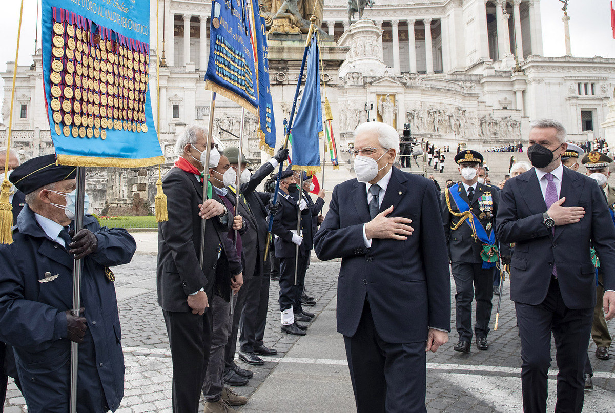 Festa della Repubblica, parata del 2 giugno: sfilano sindaci e medici. VIDEO Festa della Repubblica, parata del 2 giugno: sfilano sindaci e medici. VIDEO