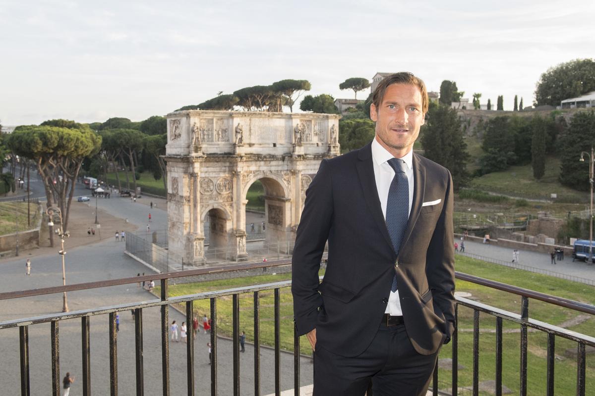 Calciomercato Roma, Totti sceglie Dybala: “A lui la mia maglia numero 10” Calciomercato Roma, Totti sceglie Dybala: “A lui la mia maglia numero 10”