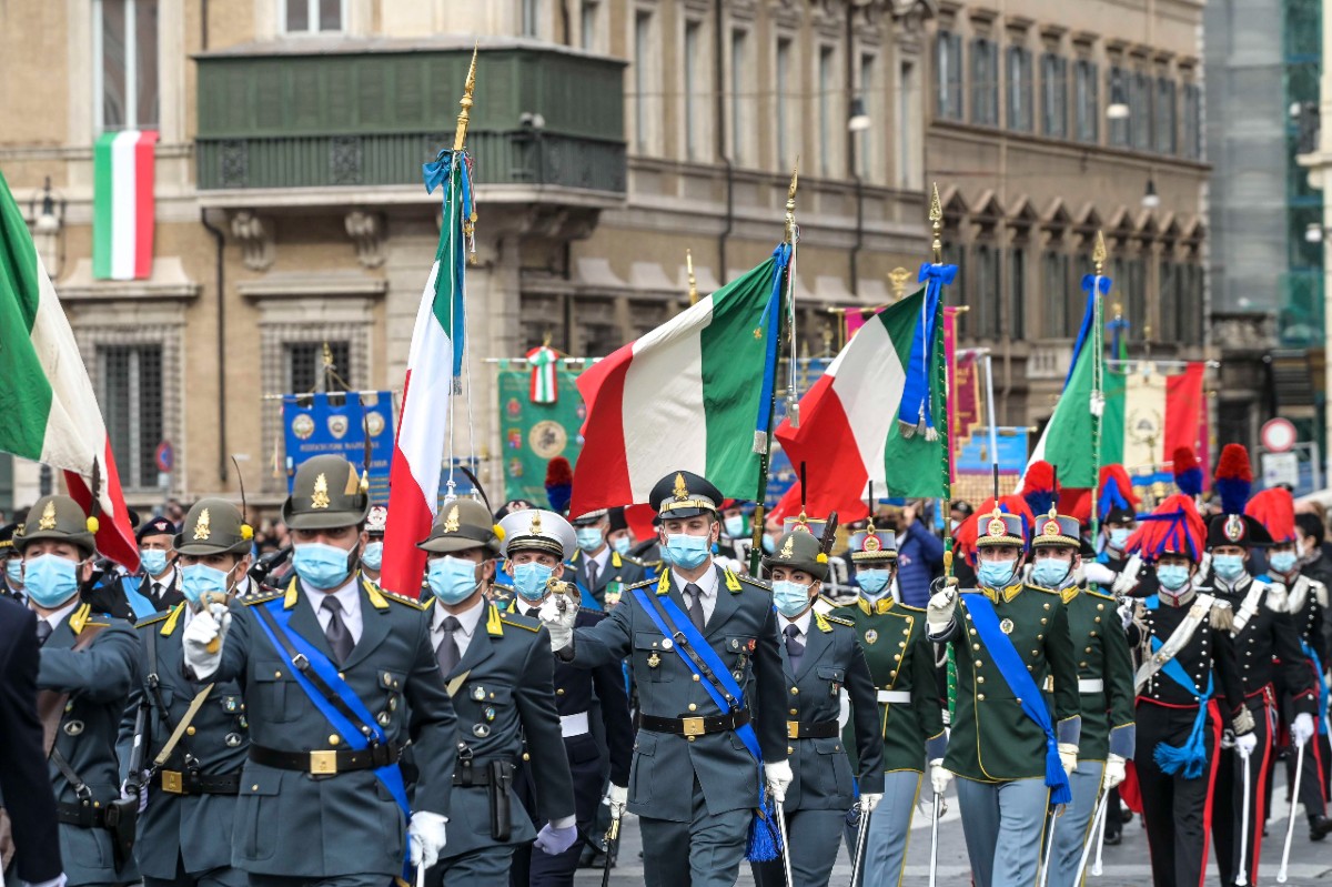 Festa della Repubblica, parata del 2 giugno: sfilano sindaci e medici. VIDEO Festa della Repubblica, parata del 2 giugno: sfilano sindaci e medici. VIDEO