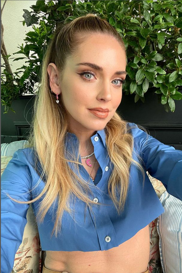 Chiara Ferragni visita i nuovi uffici e sceglie un look che esalta l’underboob