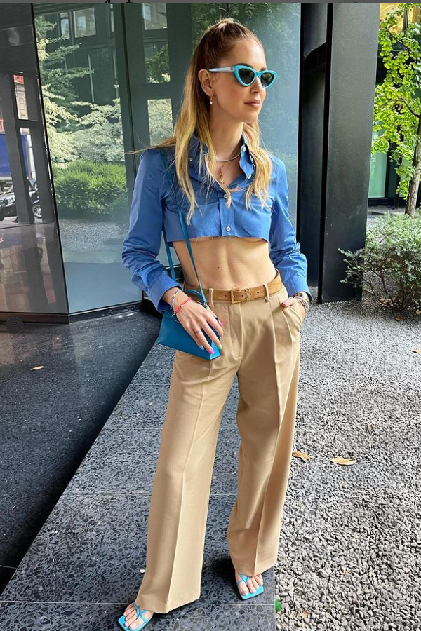 Chiara Ferragni visita i nuovi uffici e sceglie un look che esalta l’underboob