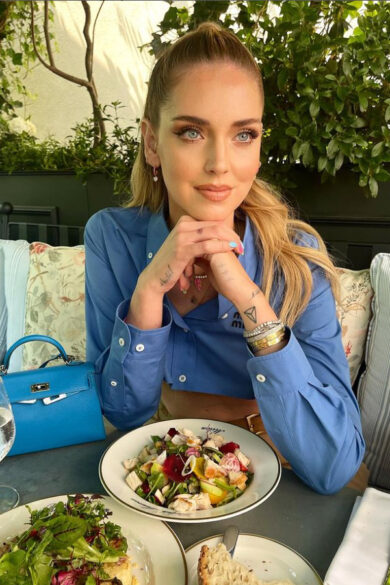 Chiara Ferragni visita i nuovi uffici e sceglie un look che esalta l’underboob