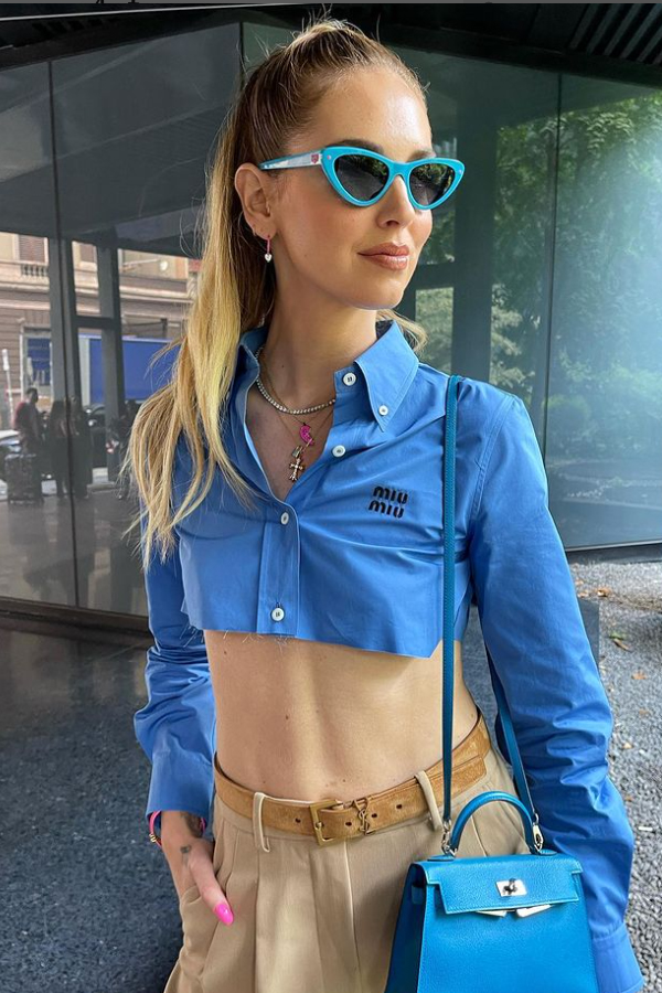 Chiara Ferragni visita i nuovi uffici e sceglie un look che esalta l’underboob