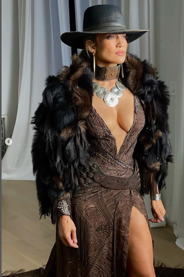 Jennifer Lopez in bikini fa impazzire i fan, fisico divino a 52 anni. FOTO
