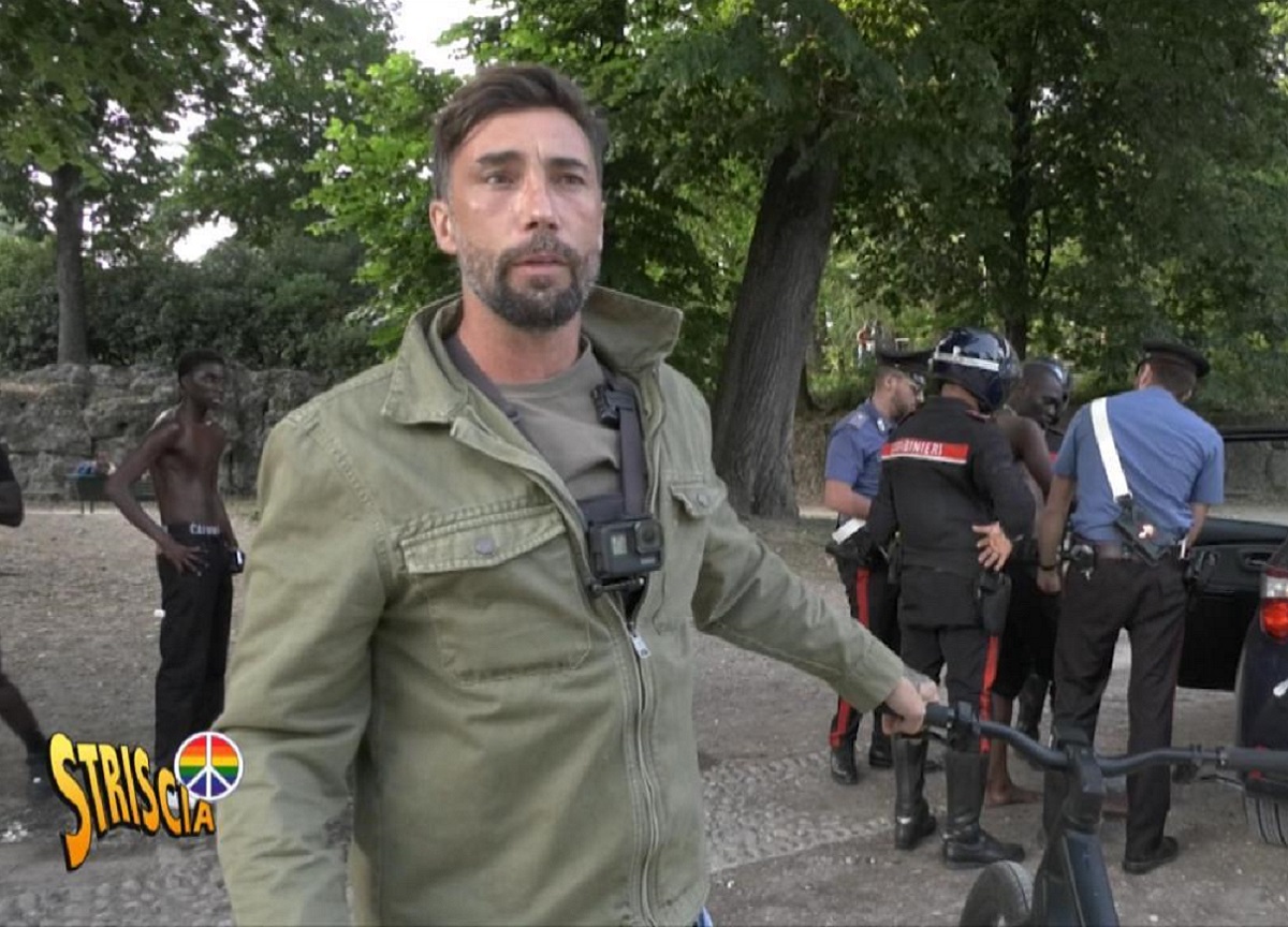 Striscia, Brumotti aggredito al parco Sempione di Milano Striscia, Brumotti aggredito al parco Sempione di Milano