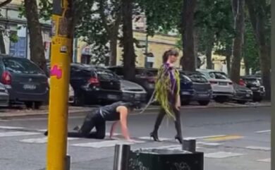 Milano, donna porta a spasso uomo come se fosse il suo cane. VIDEO