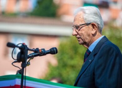 Funerali Carlo Smuraglia, in centinaia cantano “Bella, ciao”