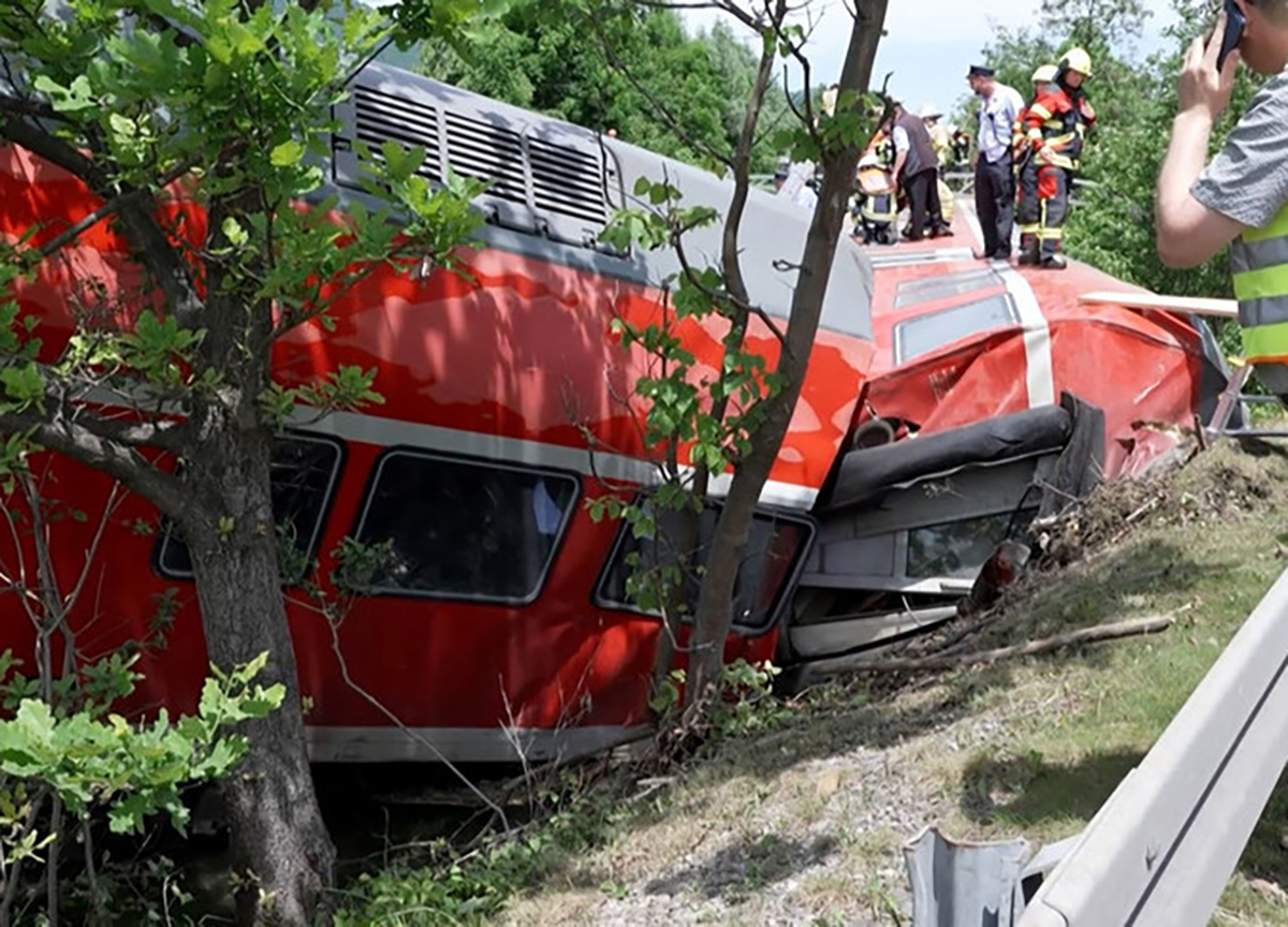 Treno deraglia in Baviera: tre morti e 16 feriti dei quali 16 gravi Treno deraglia in Baviera: tre morti e 16 feriti dei quali 16 gravi