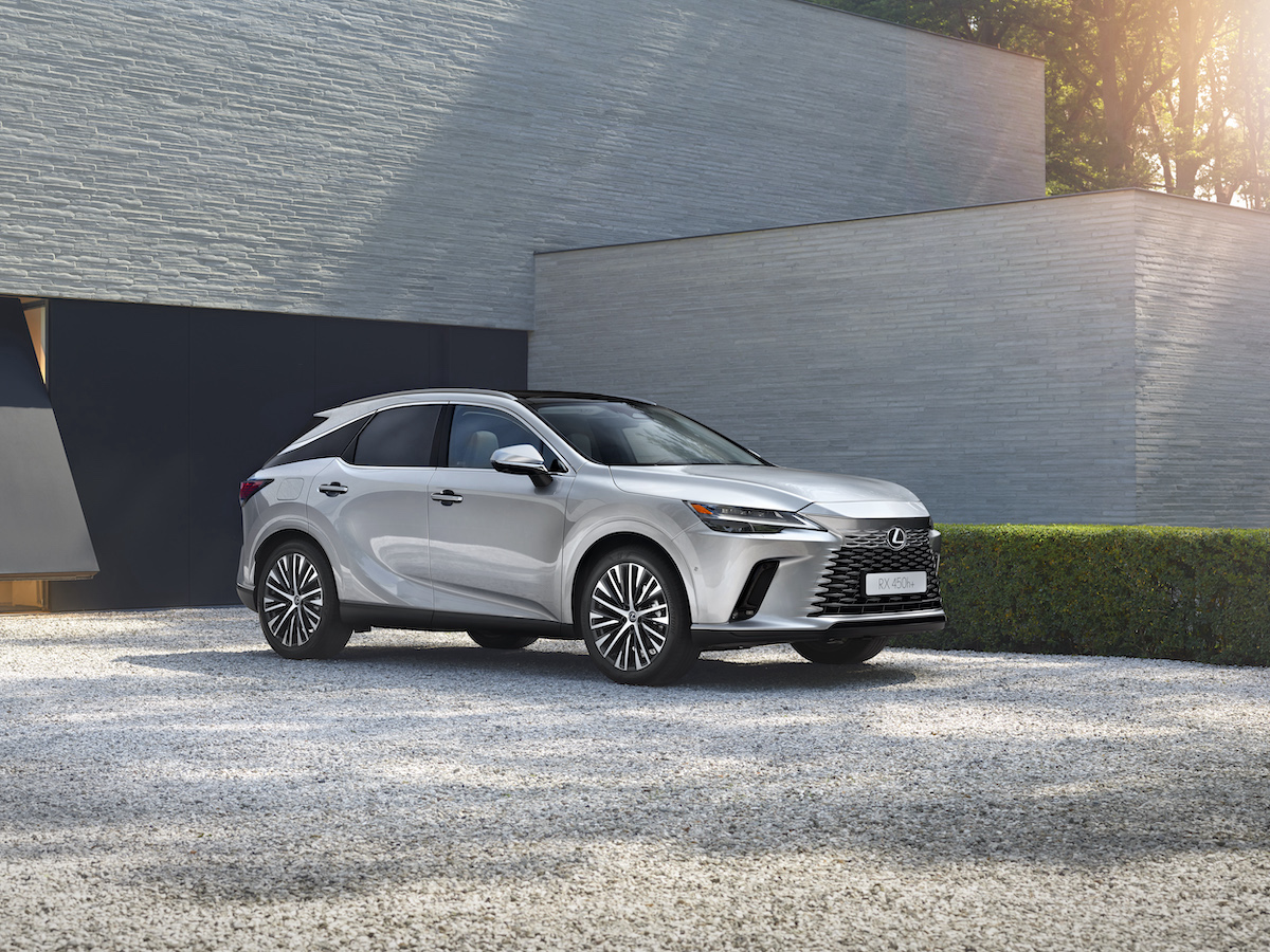 Lexus RX atto quinto: per l’Europa tre varianti elettrificate