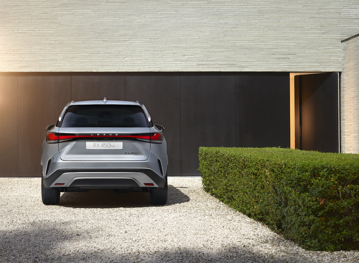 Lexus RX atto quinto: per l’Europa tre varianti elettrificate