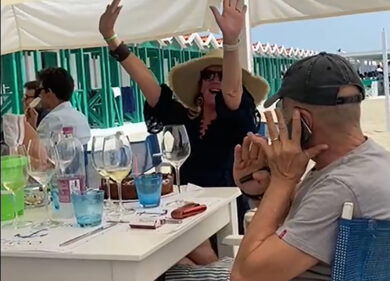 La compagna di Sallusti spegne le candeline: attacco di entusiasmo per lui
