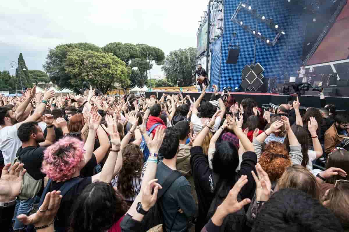 Punti da siringhe tra la folla. Nuova psicosi di massa, sostanze tossiche