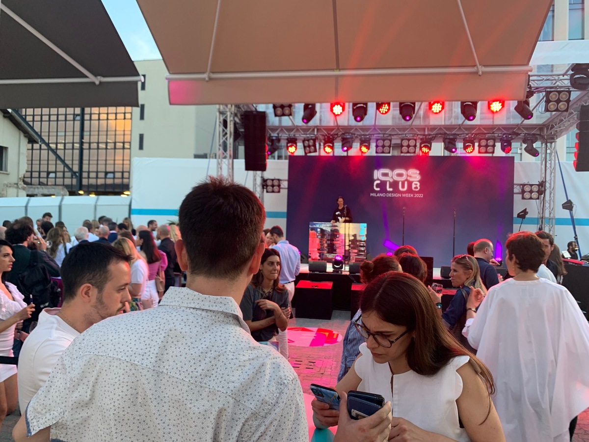 Design Week: IQOS ospita l’arte anamorfica con “WE”