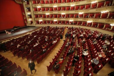 Squilla telefono durante concerto. Il maestro:”Risponda, poi riprendiamo”6t