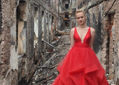 Ucraina, la toccante foto di Valerie: al ballo scolastico, ma tra le macerie