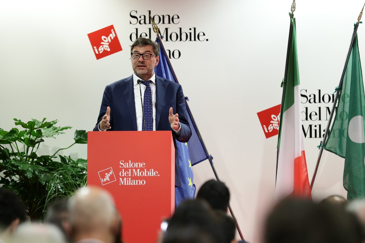 Giorgetti boccia il salario minimo: “I problemi non si risolvono con le leggi” Giorgetti boccia il salario minimo: “I problemi non si risolvono con le leggi”