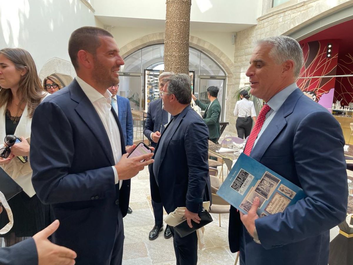 Andrea Orcel in Puglia per la prima volta: incantato dalla bellezza di Trani