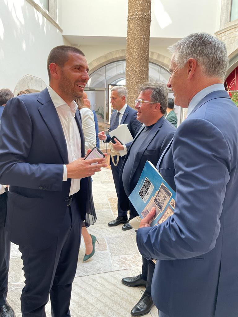 Andrea Orcel in Puglia per la prima volta: incantato dalla bellezza di Trani