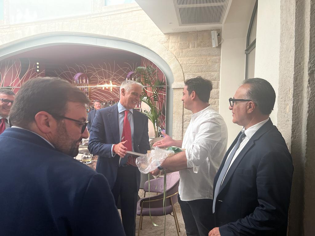 Andrea Orcel in Puglia per la prima volta: incantato dalla bellezza di Trani