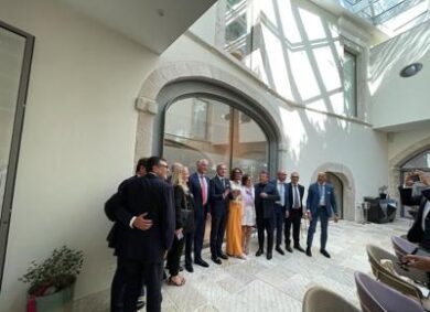 Andrea Orcel in Puglia per la prima volta: incantato dalla bellezza di Trani