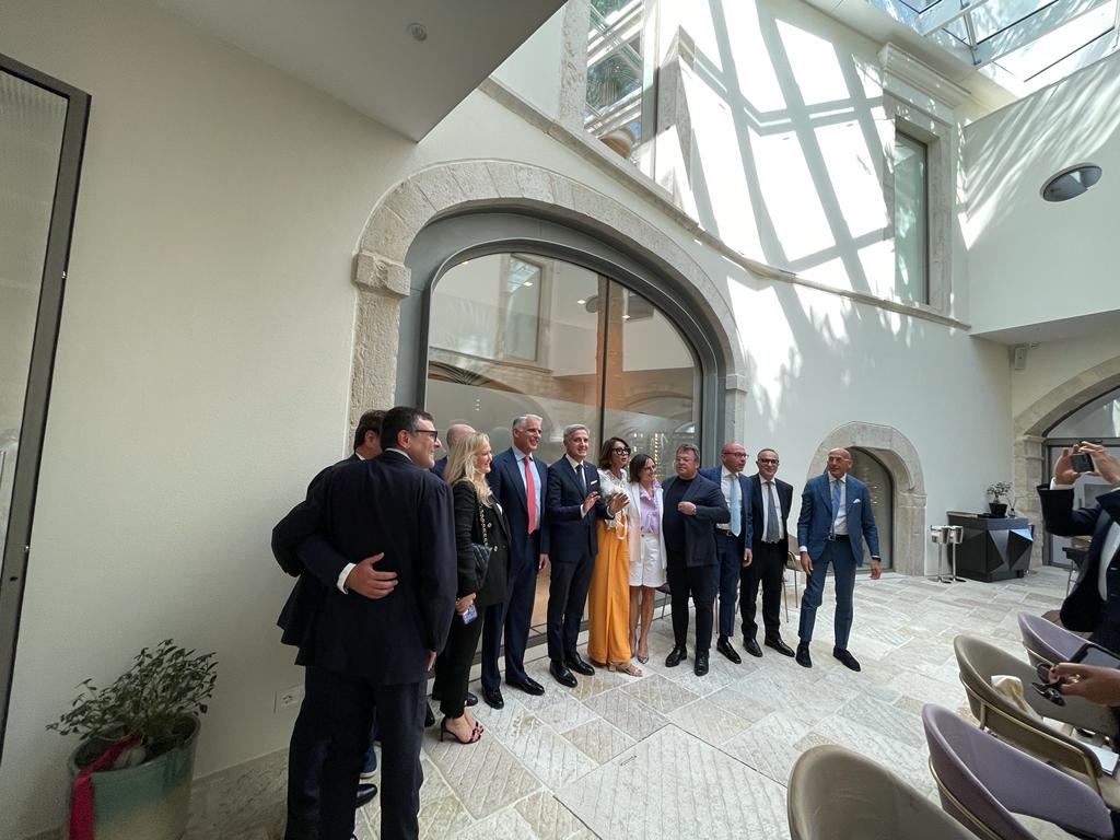 Andrea Orcel in Puglia per la prima volta: incantato dalla bellezza di Trani